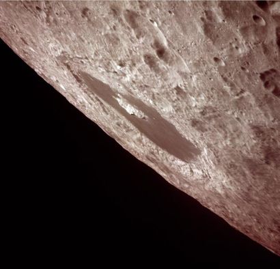 null NASA Lune. Vue de la face cachée de la Lune montrant 

le cratère Tsiolkovsky...