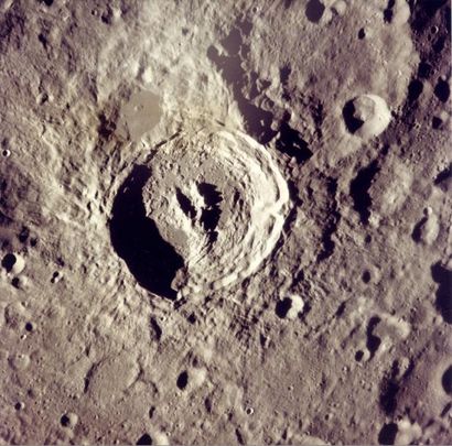 null NASA Extraordinaire vue verticale du "King Crater" à la surface de la Lune par...