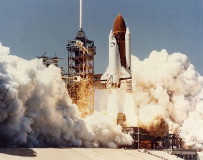 null NASA Impressionnant et premier décollage de la navette spatiale Challenger du...