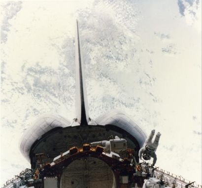 null NASA Navette spatiale Challenger (Mission STS-6). Vue de l'intérieur de la soute...