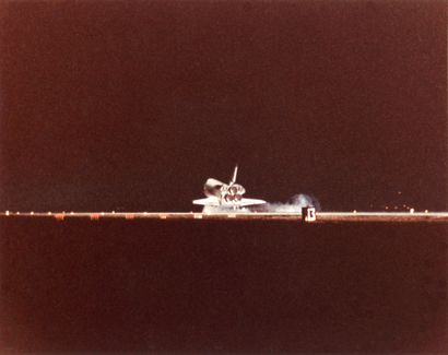 null NASA Atterrissage de nuit de la Navette spatiale (Mission STS-8) sur la base...