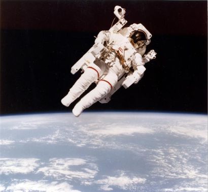 null NASA Bruce Mc Candless est le 1er vol à voler sans attache dans l'Espace en...