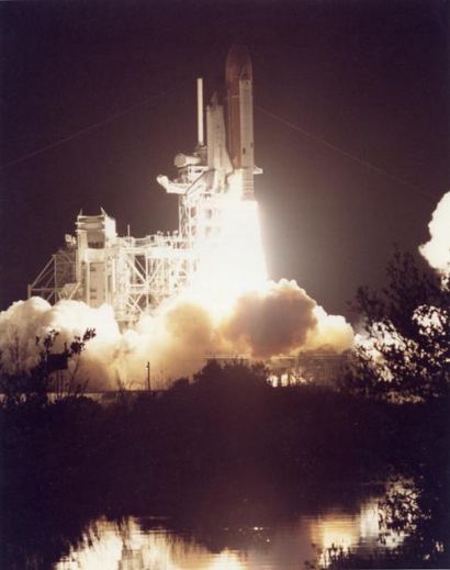 null NASA Décollage de nuit de la navette spatiale Challenger (Mission 41-G) le 5...