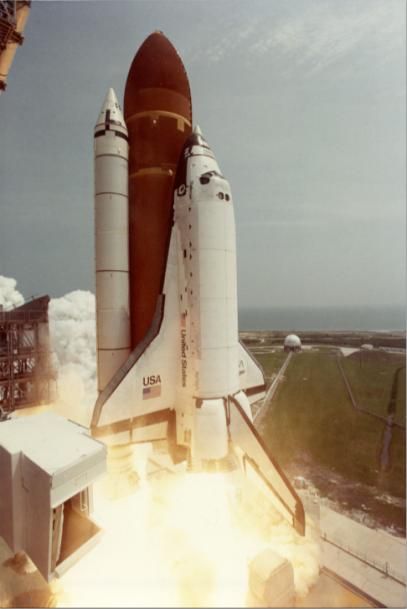 null NASA "Close-up" de la navette spatiale Challenger (Mission STS-51-3) le 29 avril...
