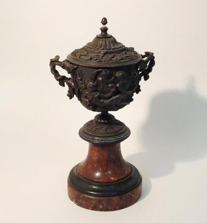 null Vase couvert orné d'une scène de bacchanale à l'antique. Marbre et bronze orné....