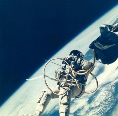 null Nasa. L'astronaute Edward H. White flottant dans l'espace au cours de sa première...