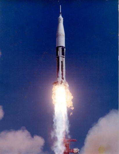 null Nasa. Impressionnant décollage d'une fusée Apollo/Saturne (Mission 201) depuis...