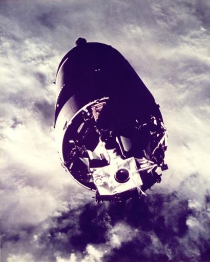 null Nasa. Apollo 9. Vue du dernier étage de la fusée Saturne 5 au dessus de l'atmosphère...
