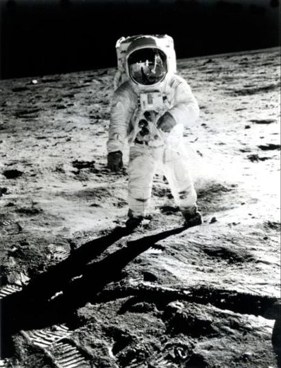 null Nasa. L'astronaute Buzz Aldrin sur le sol lunaire. Dans le viseur la silhouette...