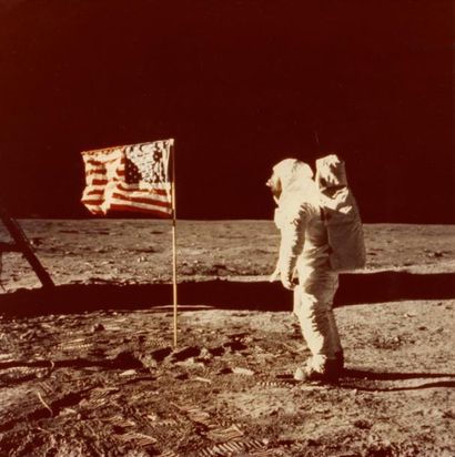 null Nasa. Grand Format. Apollo 11. Buzz Aldrin faisant un salut au drapeau américain....