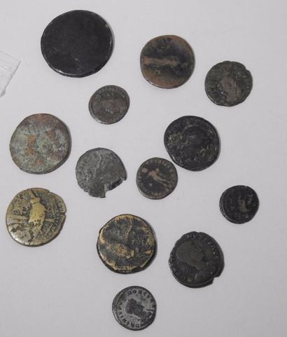 Ensemble de 12 monnaies romaines en bronze...