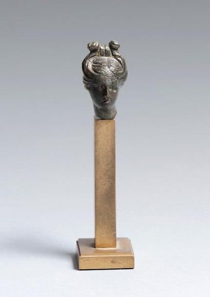 null Tête de la Déesse Vénus en bronze.
Art romain. Premiers siècle ap J.C.
H: 3...