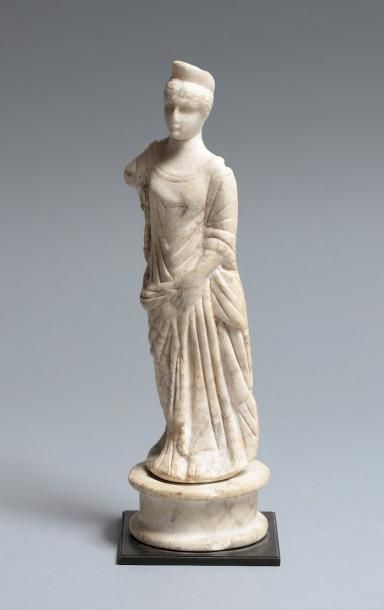 null Belle sculpture féminine probablement la Déesse Vénus genitrix sur socle mouluré...