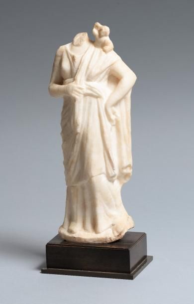 null Statuette acéphale représentant la Déesse Vénus genitrix les bras nus, drapée...