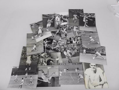 null Tennis. Ensemble de 20 photos de presse légendées de 1950 à 1964 (18x13), où...