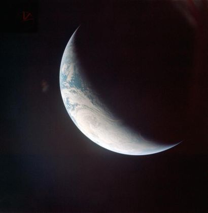 null Nasa. GRAND FORMAT. Apollo 4. Rare photographie d'un croissant de Terre depuis...