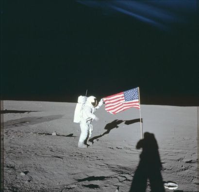 null Nasa. GRAND FORMAT. Apollo 12. L'astronaute Charles Conrad Jr. se tient au côté...