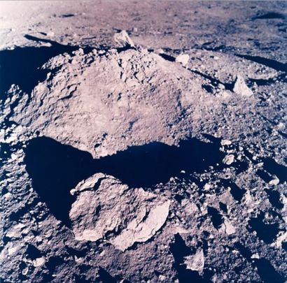 null Nasa. Apollo 12. Vue rapprochée du sol de la lune mettant en évidence un bloc...