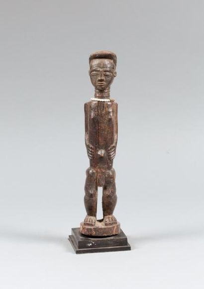Ethnie Baoulé, Côte d'Ivoire 
Statuette anthropomorphe masculine
Orné d'un collier...