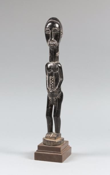 BAOULÉ, Côte d'Ivoire 
Statuette anthropomorphe
Représentée debout les mains sur...