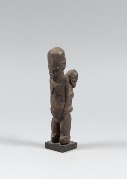 Lobi, Burkina Faso 
Ancienne statuette d'une maternité africaine en bois
Ce fétiche...