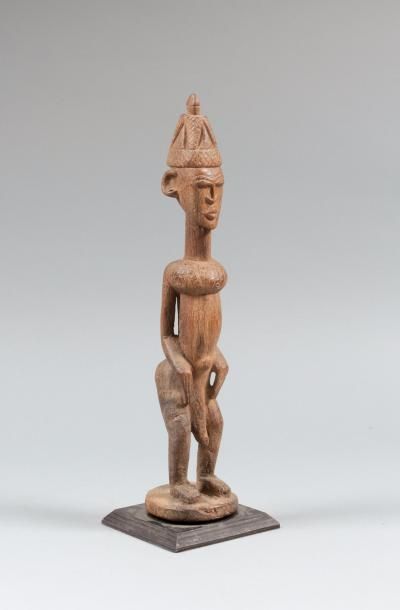 DOGON, Mali 
Statuette anthropomorphe masculine
Représentée debout sur une petite...