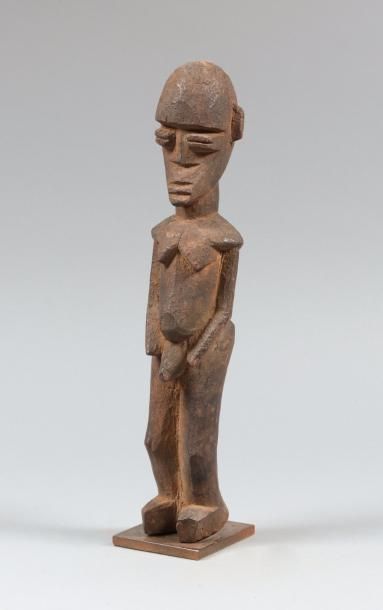 Lobi, Burkina Faso 
Statuette Masculine
Représentée debout, les mains le long du...