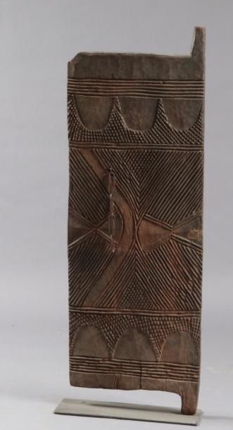 Ibo, Nigeria 
Porte de case ou de grenier à grains
En bois finement sculptée de motifs...