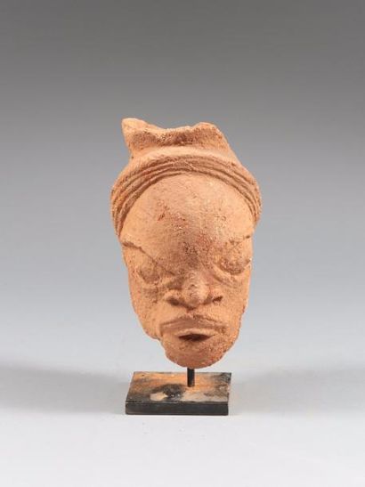Culture Nok, Nigéria 
Tête anthropomorhe masculine
Haut.: 24 cm