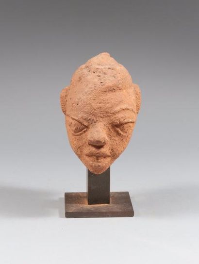 Culture Nok, Nigéria 
Tête anthropomorhe féminine
Haut.: 18 cm