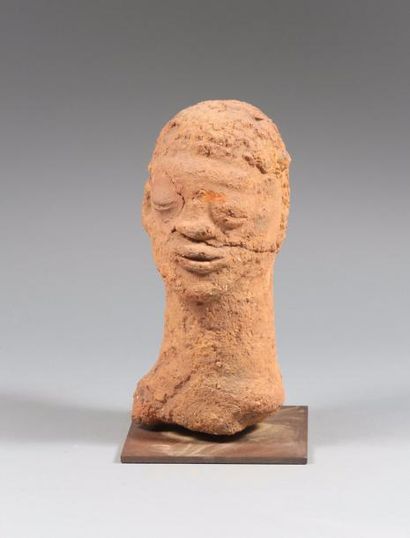 Culture Nok, Nigéria 
Tête anthropomorhe féminine
Haut.: 26 cm