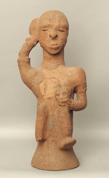Nigeria, culture Katsina (V° siècle av. J.-C. 
Personnage féminin
Tenant une tête...