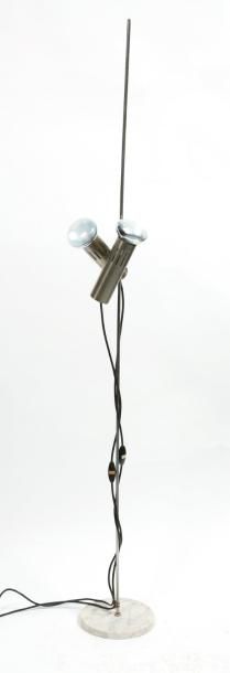 ALAIN RICHARD (né en 1926) Lampadaire à deux lumières, spot et fût en métal chromé,...