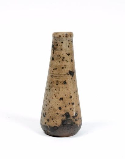 Robert DEBLANDER (1924-2010) Vase bouteille en grès chamotté au naturel
Signature...