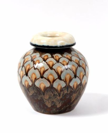 CAMILLE THARAUD (1878-1956) Vase boule à col retourné en céramique émaillée à décors...