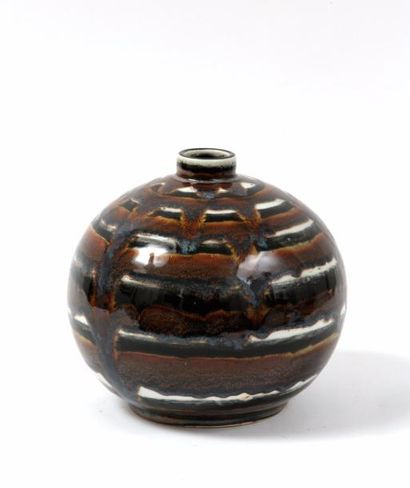 J LAURENT Vase boule en céramique émaillée
Signé
Hauteur: 18 cm