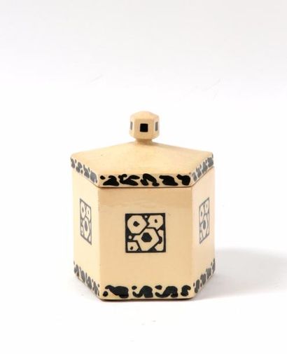JACQUES ADNET (1900-1984) Boîte couverte en céramique émaillée beige à décors de...