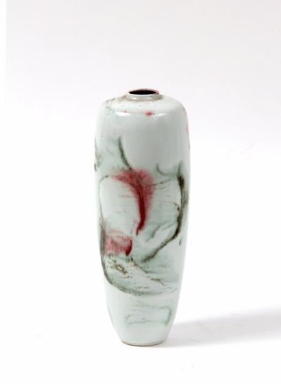 Armel HEDE (Né en 1955) Vase fuselé en céramique émaillée blanc rouge et vert
Signé...