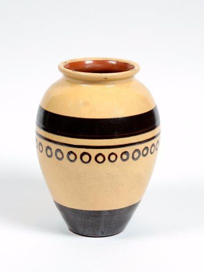 PRIMAVERA Vase balustre en céramique émaillée beige à décor de frises brunes
Signé
Hauteur:...