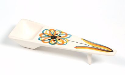 ROGER CAPRON (1922-2006) Vide-poche en céramique émaillée à décor d'une fleur stylisée
Signé
Hauteur:...