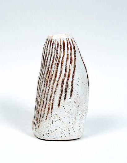 Jac WARD (Née en 1946) Vase en céramique émaillée blanc
Signé
Hauteur: 29 cm