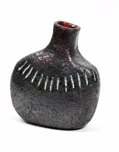 Jac WARD (Née en 1946) Vase en céramique émaillée anthracite à décor incisé
Hauteur:...