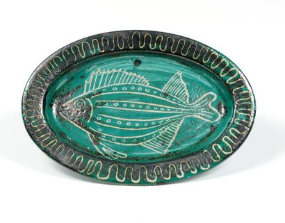 Robert PICAULT (1919-2000) Plat ovale en céramique émaillée à décor d'un poisson
Longueur:...