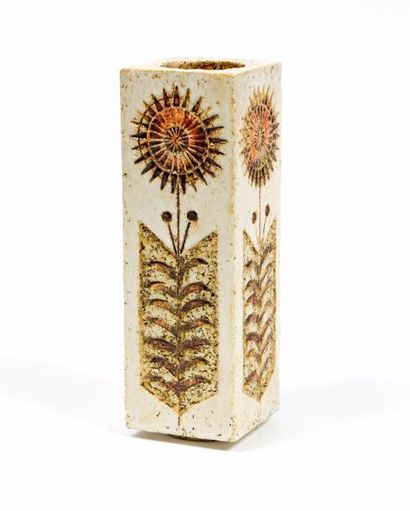 Roger CAPRON Vase quadrangulaire en céramique émaillée à décor incise de fleurs stylisées
Signé
Hauteur:...