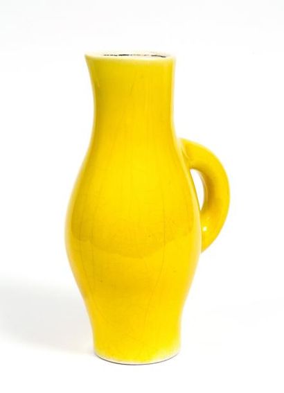 DENISE GATARD (1921-1992) Pichet en céramique émaillée jaune, intérieur blanc
Monogrammé
Hauteur:...