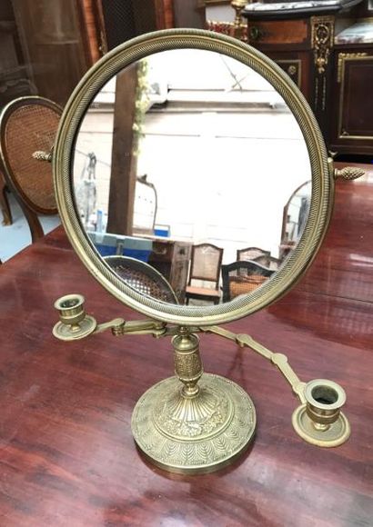 null Miroir de table de toilette en bronze doré à bras de lumière articulés
Style...