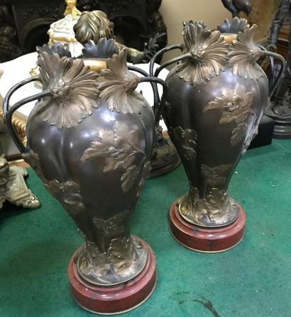 null Paire vases en bronze à double patine brune et or à décor de fleurs et feuillages...