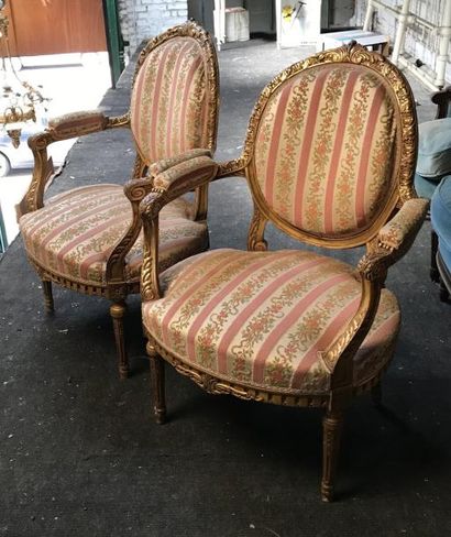 null Paire de fauteuils en bois doré à décor sculpté
Garnis d'une tapisserie dans...