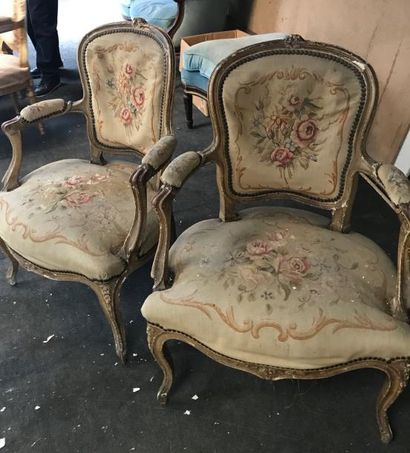 null Paire de fauteuils en bois relaqué à décor de fleurettes
Style Louis XV (accidents...