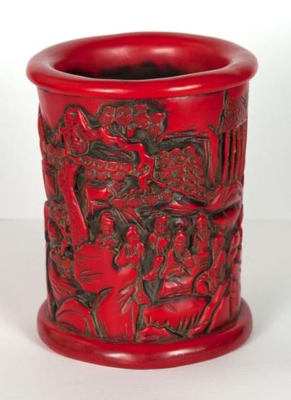 CHINE vers 1900 «Pot de lettré» laque rouge.
Hauteur 14 cm